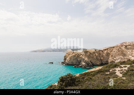 Farbige Felsen von Firiplaka Strand auf Milos, Griechenland. Sonnigen Tag, Panoramaaussicht Stockfoto