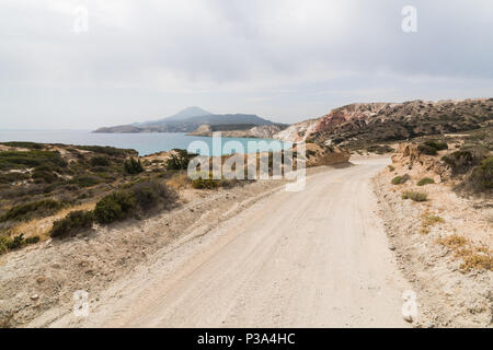 Schmutz der Straße entlang der Küste Ägäis auf Milos, Griechenland. Blick vom Fahrersitz Stockfoto