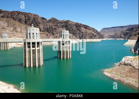 Die malerische Landschaft des Hoover Dam über den Colorado River im Black Canyon den Einlaß Türme angezeigt Stockfoto