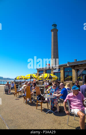 Menschen im Cafe Tische sitzen an einem heißen Sommertag am Hafen Arm in Margate, Großbritannien Stockfoto