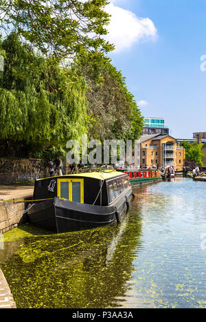 Eine gelbe und schwarze Hausboot Liegeplatz auf Regents Canal in der Nähe von Angel, London, UK