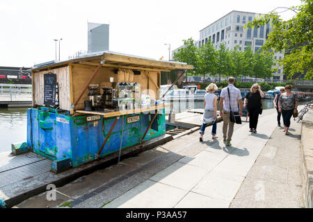 Eine schwimmende Kaffee Kiosk auf der Regents Canal in der Nähe von Kings Cross, London, UK Stockfoto