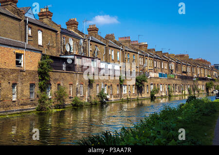 Die Rückseite der terrassierten Georgischen gemauerte Häuser durch die Regents Canal, Harrow Road, in der Nähe des Westbourne Park, London, UK Stockfoto