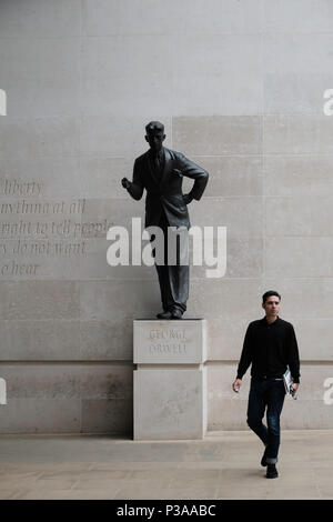 Statue von George Orwell außerhalb der BBC-HQ, London, Vereinigtes Königreich Stockfoto