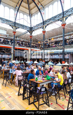 Die Menschen essen in einem Food Court, Interieur des Mackie Bürgermeister in einem ehemaligen Fleischmarkt Gebäude in Manchester, Großbritannien Stockfoto