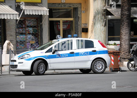 San Remo, Italien - 10. Juni 2018: Fiat Punto III Hatchback italienische Polizei (Polizia Locale) Im Stadtzentrum von San Remo, Ligurien, Italien geparkt Stockfoto