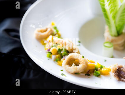 Frittierte Calamari mit Salz, Chili, Knoblauch und Pfeffer Stockfoto