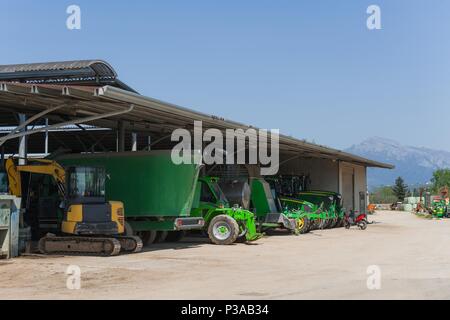 Die landwirtschaftlichen Werkzeuge aus Metall auf einem Bauernhof in Italien Stockfoto