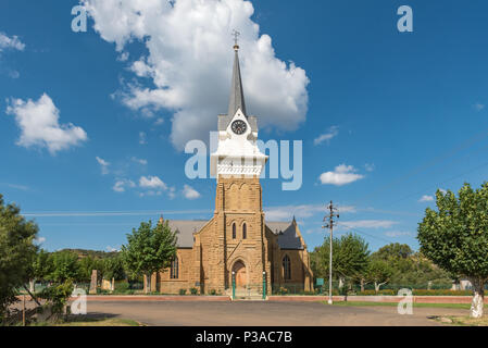 WEPENER, SÜDAFRIKA - April 1, 2018: eine Straße Szene mit dem historischen Holländischen Reformierten Kirche in Wepener in der Provinz Stockfoto