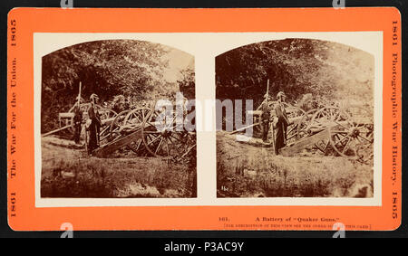 . Englisch: eine Batterie von "Quaker guns'. Englisch: Stereograph zeigt zwei Soldaten hinter Protokolle oder eine Imitation Kanonen, auf Karren montiert zu bilden ein mock Batterie durch die 79Th New York Freiwillige in Seabrook, Port Royal Island, South Carolina errichtet. Dezember 1861 1 eine Batterie von Quaker guns Stockfoto