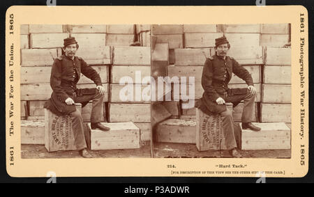 . Englisch: 'harten Tack'. Englisch: Stereograph übersicht Union Kapitän J. W. Forsyth, der Provost Marshall, sitzen auf einer Kiste hardtack, ein Cracker wie Brot an Soldaten serviert, zu Aquia Creek, Virginia. Kiste sagt '50 lbs. net. Armee Brot aus der Union Mechaniker Baking Company, 45 Leonard St.". [Februar 1863] 2 harten Tack Stockfoto