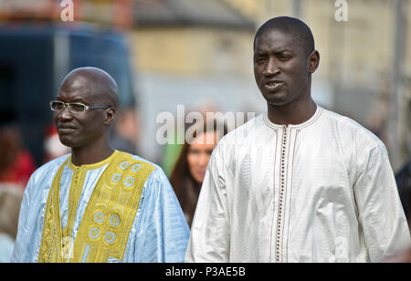 Die afrikanischen Männer wandern in Viertel Aker Brygge, Oslo, Norwegen Stockfoto