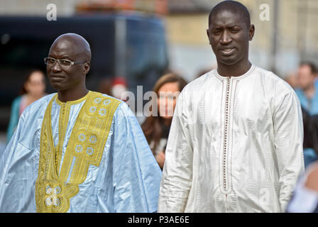 Die afrikanischen Männer wandern in Viertel Aker Brygge, Oslo, Norwegen Stockfoto