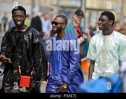 Die afrikanischen Männer wandern in Viertel Aker Brygge, Oslo, Norwegen Stockfoto