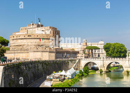 Rom, Italien, 29. Juni 2017: Blick auf Schloss Sant Angelo (Mausoleum des Hadrian), Brücke Sant Angelo und den Fluss Tiber in Rom. Italien. Stockfoto