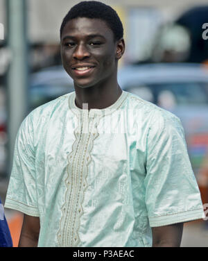 Afrikanischer Mann Wandern in Viertel Aker Brygge, Oslo, Norwegen Stockfoto