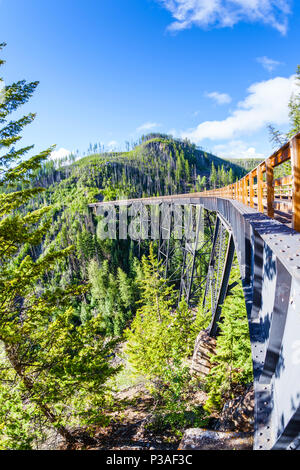 Ursprünglich eine von 19 Holz Eisenbahn Bock Brücken, die in den frühen 1900ern in Myra Canyon, Kelowna, BC, es ist heute ein öffentlicher Park mit Radfahren und Hiki Stockfoto