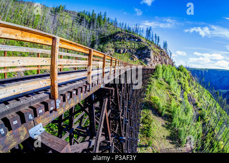 Ursprünglich eine von 19 Holz Eisenbahn Bock Brücken, die in den frühen 1900ern in Myra Canyon, Kelowna, BC, es ist heute ein öffentlicher Park mit Radfahren und Hiki Stockfoto