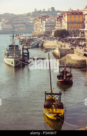 Marineschiff und traditionellen Holzmöbeln rabelo Boote mit Weinfässern auf dem Fluss Douro am Neujahrstag