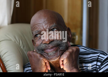 Auf 0001 Dienstag, 19. Juni Alford Gardner, die in Großbritannien im Jahr 1948 auf der ersten Windrush Schiff zu Dock in Tilbury, Essex angekommen, sprach in seinem Haus in Leeds ein Embargo verhängt. Stockfoto