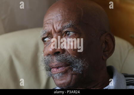 Auf 0001 Dienstag, 19. Juni Alford Gardner, die in Großbritannien im Jahr 1948 auf der ersten Windrush Schiff zu Dock in Tilbury, Essex angekommen, sprach in seinem Haus in Leeds ein Embargo verhängt. Stockfoto