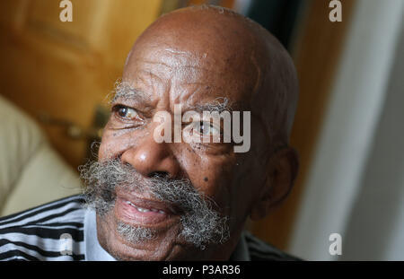 Alford Gardner, die in Großbritannien im Jahr 1948 auf der ersten Windrush Schiff zu Dock in Tilbury, Essex angekommen, sprach in seinem Haus in Leeds. Stockfoto