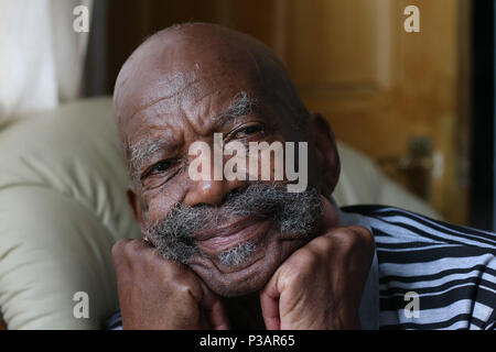 Auf 0001 Dienstag, 19. Juni Alford Gardner, die in Großbritannien im Jahr 1948 auf der ersten Windrush Schiff zu Dock in Tilbury, Essex angekommen, sprach in seinem Haus in Leeds ein Embargo verhängt. Stockfoto