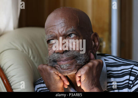 Auf 0001 Dienstag, 19. Juni Alford Gardner, die in Großbritannien im Jahr 1948 auf der ersten Windrush Schiff zu Dock in Tilbury, Essex angekommen, sprach in seinem Haus in Leeds ein Embargo verhängt. Stockfoto