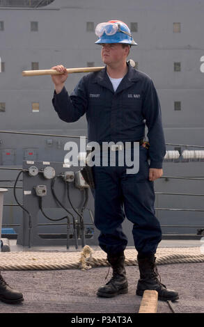 Japan (19. Mai 2005) - Seeleute Walter Stewart, von Naperville, Illinois, hält einen Vorschlaghammer in Vorbereitung der Pelikan zu lösen Haken vom Anker Ketten an Bord der Arleigh-Burke-Klasse Zerstörer USS Fitzgerald (DDG62) vor. U.S. Navy Stockfoto