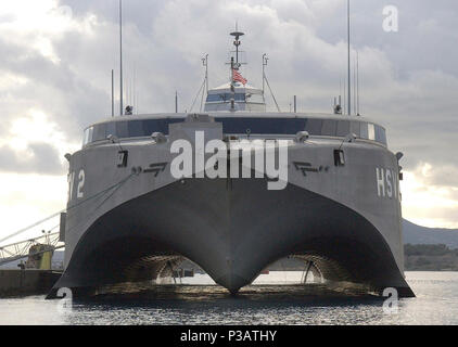 Bay, Kreta, Griechenland (Jan. 12, 2006) - der US-Navy High-Speed-Schiff (HSV-2) Swift setzt auf die Pier in der Bucht von Souda, Kreta günstig, während ein Hafen besuchen. Swift ist zu Commander Minenkrieg Befehl (COMINEWARCOM) Ingleside, Texas zugeordnet und wird durch zwei drehbare 42-person Crew betrieben. Ein Gold-Crew, basierend auf Little Creek, Virginia auf Auslandseinsätze Missionen konzentriert, während eine blau-Crew von Ingleside, auf minenkrieg konzentriert. Bei 321 Fuß, Swift hat eine Höchstgeschwindigkeit von fast 50 Knoten. Aluminium Rümpfe des Katamarans zeichnen, nur etwa 11 m von Wasser und machen das Schiff ideal für Missionen im flachen Küstenregion Stockfoto