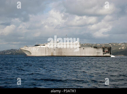 Bay, Kreta, Griechenland (Jan. 12, 2006) - der US-Navy High-Speed-Schiff (HSV-2) Swift fährt die Marathi NATO pier Werk nach einer kurzen Hafen besuchen. Swift ist zu Commander Minenkrieg Befehl (COMINEWARCOM) Ingleside, Texas zugeordnet und wird durch zwei drehbare 42-person Crew betrieben. Ein Gold-Crew, basierend auf Little Creek, Virginia auf Auslandseinsätze Missionen konzentriert, während eine blau-Crew von Ingleside, auf minenkrieg konzentriert. Bei 321 Fuß, Swift hat eine Höchstgeschwindigkeit von fast 50 Knoten. Aluminium Rümpfe des Katamarans zeichnen, nur etwa 11 m von Wasser und machen das Schiff ideal für den Einsatz in flachen Küstengewässern reg Stockfoto