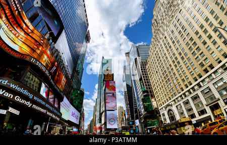 NEW YORK CITY - Juni 15, 2018: Times Square empfohlene mit Broadway Theatern und animierte Zeichen ist ein Symbol der Stadt New York und den Vereinigten Staaten. Stockfoto