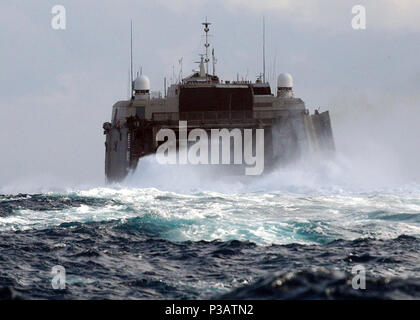 Bay, Kreta, Griechenland (Jan. 12, 2006) - der US-Navy High-Speed-Schiff, Swift (HSV-2) Köpfe zum Meer nach einer kurzen Hafen besuchen. Swift ist zu Commander Minenkrieg Befehl (COMINEWARCOM) Ingleside, Texas zugeordnet und wird durch zwei drehbare 42-person Crew betrieben. Ein Gold-Crew, basierend auf Little Creek, Virginia auf Auslandseinsätze Missionen konzentriert, während eine blau-Crew von Ingleside, auf minenkrieg konzentriert. Bei 321 Fuß, Swift hat eine Höchstgeschwindigkeit von fast 50 Knoten. Aluminium Rümpfe des Katamarans zeichnen, nur etwa 11 m von Wasser und machen das Schiff ideal für Missionen im flachen Küstenregionen. U.S. Navy Stockfoto