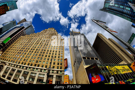 NEW YORK CITY - 15 Juni, 2018: Der Times Square in New York ist eine der bekanntesten Sehenswürdigkeiten in den USA. Stockfoto