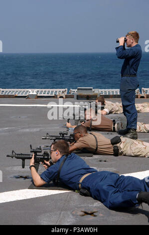 Golf (Feb. 9, 2006) Ð Besatzung die amphibische Landung dock Schiff USS Carter Hall (LSD 50), Feuer MK-18 Sturmgewehren während einer live Feuer Waffen Qualifikation. Carter Hall ist derzeit auf einem planmäßigen Einsatz Durchführung Maritime Security Operations (MSO). MSO legt die Bedingungen für die Sicherheit und Stabilität in der maritimen Umwelt sowie die Bekämpfung des Terrorismus und die Sicherheit Bemühungen der regionalen Nationen ergänzen. U.S. Navy Stockfoto