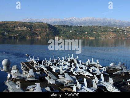 Souda Bay, Kreta (23. Mai 2006) - die Berge um die Bucht von Souda, Kreta, sind sichtbar von der fantail der Flight Deck der Atomgetriebenen Flugzeugträger USS Enterprise (CVN 65) wie er in die Nähe der Pier für einen Hafen besuchen. Enterprise und Carrier Air Wing (CVW-1) sind derzeit auf einen geplanten sechsmonatigen Einsatz zur Unterstützung der globalen Krieg gegen den Terrorismus. Während in der Seestreitkräfte Europa Verantwortungsbereich, den Streik Gruppentraining und Theater Sicherheit Zusammenarbeit mit mehreren Ländern, darunter Bulgarien, Deutschland, Kroatien und Griechenland führen wird. Us-N Stockfoto