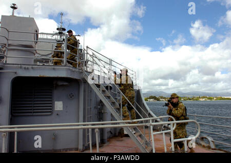 Hafen, Hawaii (10 Juli 2006) - Der australische Spiel Diving Team einer Crew Mitglieder, Vorstand der geführten-missile Cruiser USS Valley Forge (CG50), während ein Fahrzeug Board Durchsuchung und Beschlagnahme (VBSS) Übung während der Ausübung des Pacific Rim (Rimpac) 2006. Acht Nationen beteiligen sich an RIMPAC, die weltweit grösste biennale maritime Übung. In den Gewässern vor Hawaii durchgeführt, RIMPAC bringt Truppen aus Australien, Kanada, Chile, Peru, Japan, der Republik Korea, der Vereinigten Staaten und das Vereinigte Königreich. U.S. Navy Stockfoto