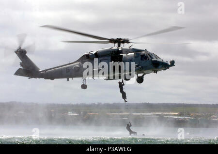 Hafen, Hawaii (13. Juli 2006) Ð Mitglieder von der australischen Spiel Diving Team (ACDT-1) Besteigen einer Leiter zu einem HH-60H Hubschrauber, Hubschrauber Anti-Submarine-Staffel Zwei (HS-2), während ein Cast und Recovery Übung. ACDT-1 ist zur Unterstützung der Ausübung des Pacific Rim (Rimpac) 2006 nach Hawaii eingesetzt. Acht Nationen beteiligen sich an RIMPAC, die weltweit grösste biennale maritime Übung. In den Gewässern vor Hawaii durchgeführt, RIMPAC bringt Truppen aus Australien, Kanada, Chile, Peru, Japan, der Republik Korea, der Vereinigten Staaten und das Vereinigte Königreich. Us-N Stockfoto