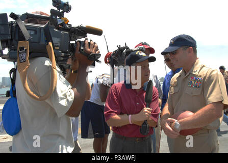 Diego, Calif (Aug. 11, 2006) Ð der kommandierende Offizier USS Ronald Reagan (CVN 76), Kapitän Terry Kraft von den lokalen Medien nachdem Mitglieder der National Football League (NFL) San Diego Chargers interviewt ist ein Spaziergang durch die 'Praxis durchgeführt bei einem Besuch an Bord des Schiffes. Die Ladegeräte statt Praxis auf dem Flugdeck der neuesten atomgetriebenen Flugzeugträger der Marine in der Vorbereitung für ihre erste Saison Spiel gegen die Green Bay Packers, August 12. Während vor - Spiel Zeremonien, eine militärische Aufwertung Spiel werden unter Beteiligung von Ronald Reagan Segler und die Entfaltung eines riesigen amerikanischen Mail-abruf Stockfoto