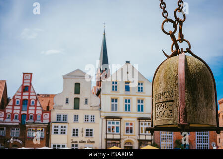 Gewicht der alte Kran hängend vor der Fassade von historischen Gebäuden im Hafen Lüneburg, Niedersachsen, Deutschland Stockfoto