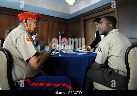 Ein Navajo Code Talkers hat Mittagessen und bespricht seine Service mit einem Marine Private am Pentagon am 10.08.2007. Die Navajo Code Talkers diente als US-Marines im zweiten Weltkrieg und half, eine Kommunikation Code auf ihrer Sprache zu entwickeln. Verteidigung Abt. Stockfoto