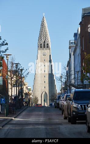 Reykjavik Kathedrale von außen gesehen von einer Straße Stockfoto