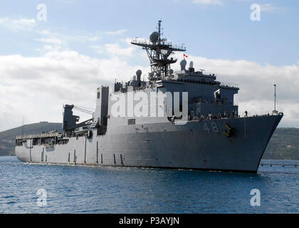 Bay, Kreta (14. März 2008) Der Whidbey Island-Klasse dock Landung Schiff USS Ashland (LSD 48) kommt an der Marathi NATO Pier Service für eine Routine Hafen besuchen. Ashland ist an der Marine Amphibious Base Little Creek, Virginia. homeported und bereitgestellt ist die Maritime Security Operations. U.S. Navy Stockfoto