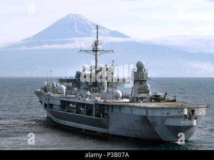 SHIMIZU, Japan (30. Mai 2008) Den amphibischen Kommando Schiff USS Blue Ridge (LCC 19) dämpft in Sichtweite des Mt. Fuji an seiner letzten Stop auf Shimizu, Ende sechs - Woche Frühling Schwingen Tour. Blue Ridge dient unter Commander, Expeditionary Strike Group (ESG) 7/Task Force (CTF) 76, der Marine nur vorwärts bereitgestellt amphibious Force. U.S. Navy Stockfoto