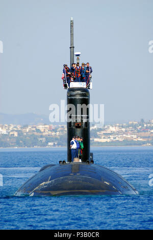 BAY, Kreta (11. Juni 2008) Die fast-Angriffs-U-Boot USS Albany (SSN753) kommt in Souda Bay für eine Routine Hafen besuchen. Albany ist eine planmäßige sechsmonatigen Einsatz als Teil der NASSAU Expeditionary Strike Group in den USA 6 Flotte Verantwortungsbereich unterstützen Maritime Security Operations. U.S. Navy Stockfoto