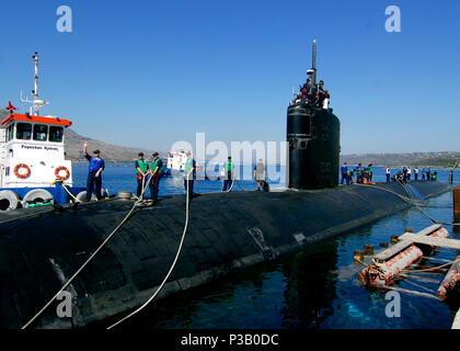 BAY, Kreta (11. Juni 2008) Segler Verhalten festmachen Arbeiten wie die Schnell-Angriffs-U-Boot USS Albany (SSN753) kommt in Souda Bay für eine Routine Hafen besuchen. Albany ist eine planmäßige sechsmonatigen Einsatz als Teil der NASSAU Expeditionary Strike Group in den USA 6 Flotte Verantwortungsbereich unterstützen Maritime Security Operations. U.S. Navy Stockfoto