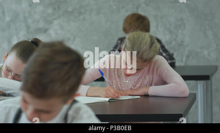 Gruppe von Studenten mit Notebooks schreiben Test in der Schule Stockfoto