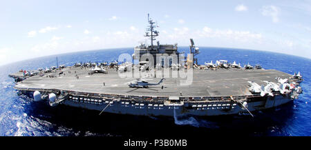 Ozean (24. Juli 2008) Die Flugzeugträger USS Kitty Hawk (CV 63) dampft durch den Pazifischen Ozean. Kitty Hawk ist die Teilnahme an den Rand des Pazifik (Rimpac) 2008. RIMPAC ist der weltweit gro§ten Erdolforderlandern zahlt größten multinationalen Übung und wird alle zwei Jahre von der US-Pazifikflotte geplant. Zu den Teilnehmern gehören die Vereinigten Staaten, Australien, Kanada, Chile, Japan, Niederlande, Peru, der Republik Korea, Singapur und Großbritannien. Stockfoto