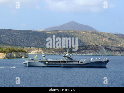 BAY, Kreta (Sept. 1, 2008) Die amphibischen Kommando Schiff USS Mount Whitney (LCC/GBA20) fährt Souda Hafen nach einer Routine Hafen besuchen. Mount Whitney ist in Gaeta, Italien, wo sie vor kurzem humanitäre Hilfsgüter für die Republik Georgien homeported bestimmt erhalten. Mount Whitney ist Transit bis zum Schwarzen Meer für die Lieferung der humanitären Hilfe Ladung zu der Republik Georgien. Stockfoto