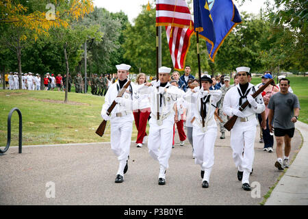 NM (Sept. 11, 2008) eine Marine Ehrengarde führt Service Mitglieder in Kirtland Air Force Base zugeordnet und Gemeinschaft Unterstützer in einem Amerika unterstützt Sie Freiheit gehen. Freiheit Spaziergänge statt über Amerika in einer nationalen Tradition, fordert die Menschen auf, die Erinnerung an den 11. September 2001 Rechnung zu tragen. Dieses Ereignis wird mit Albuquerque Marine Woche, eine von 22 Wochen über Amerika in 2008 geplant deckungsgleich. Marine Wochen wurden entwickelt, um die Bekanntheit in Ballungsräumen, die nicht eine bedeutende Marine Präsenz zu erhöhen. Stockfoto